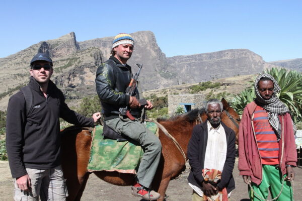 2013 Etiopia Simien NP Géppityu és szandál piros zoknival.