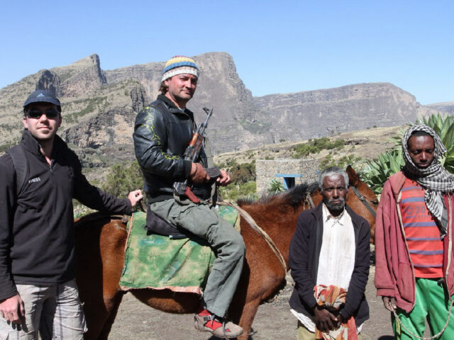 2013 Etiopia Simien NP Géppityu és szandál piros zoknival.