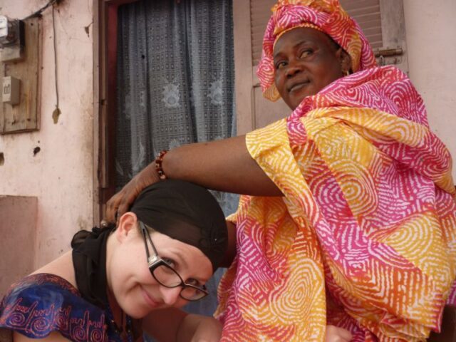 A kendőmet mindig helyi asszonyok kötik meg, hogy úgy álljon, ahogy kell Szenegálban másolata-min
